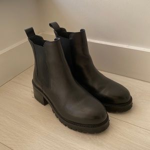Urban Outfitters | Chelsea Boots